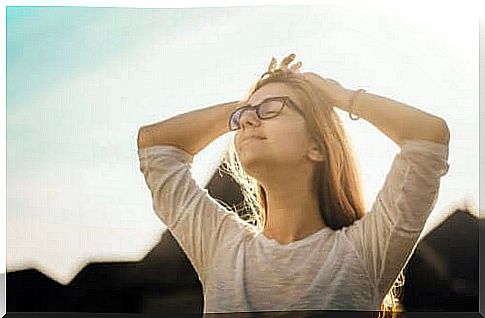 Smiling lady applies mindfulness outside