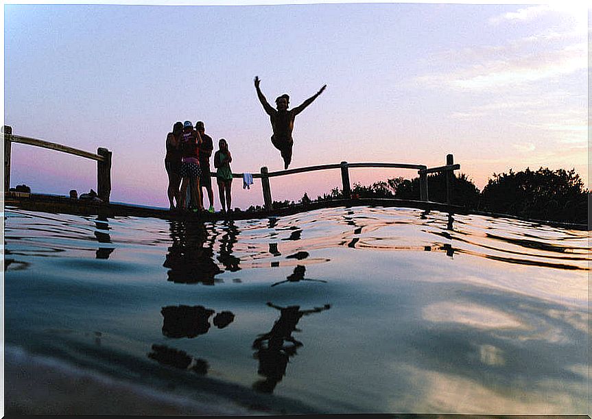 Friends bathe and enjoy experiencing something for the first time