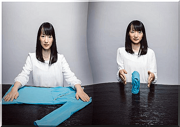 Marie Kondo teaches us to keep our clothes in order