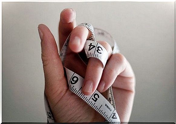 hand with measuring tape